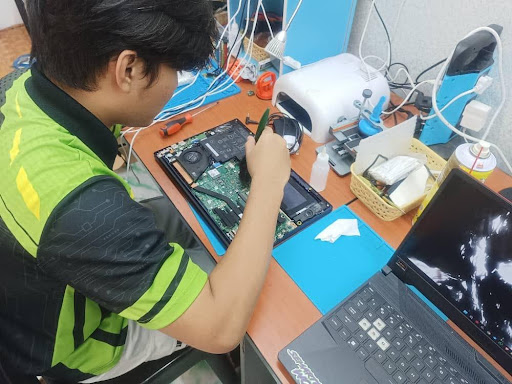 Doktor Gadget Kota Warisan - Kedai Baiki Telefone & Laptop